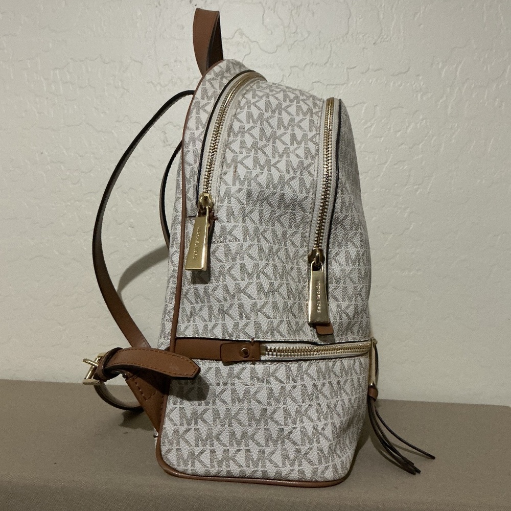 Michael Kors Rhea monogram white backpack - Picture 4 of 5